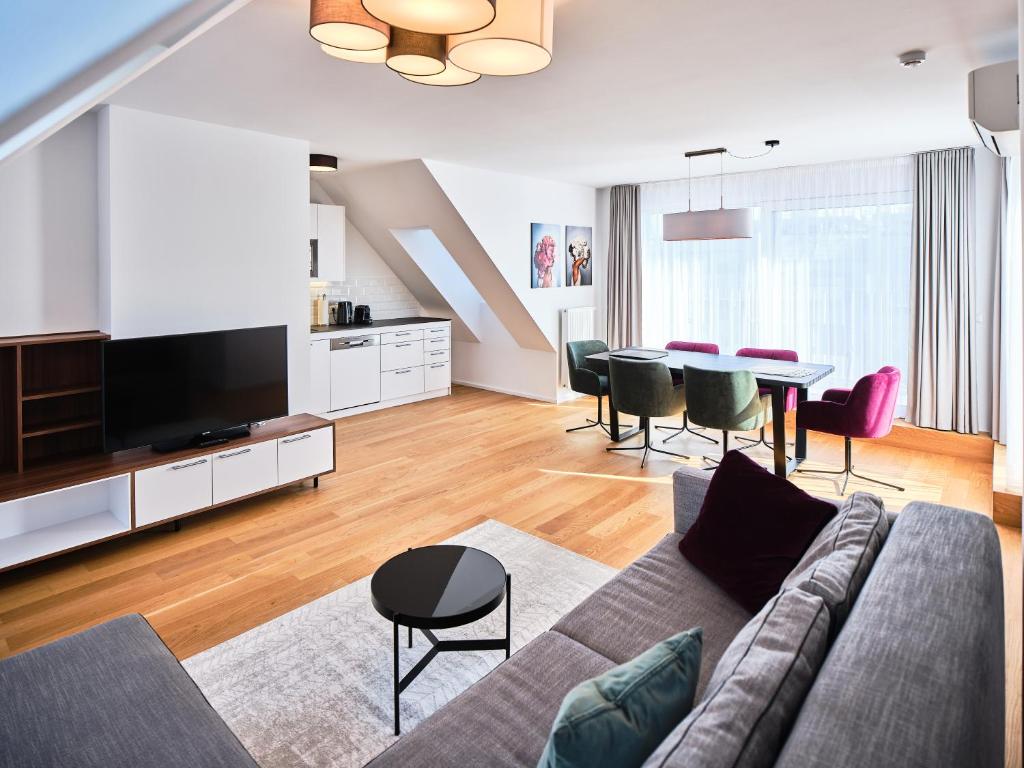 维也纳MyFavorit by Duschel Apartments Vienna的客厅配有沙发和桌子