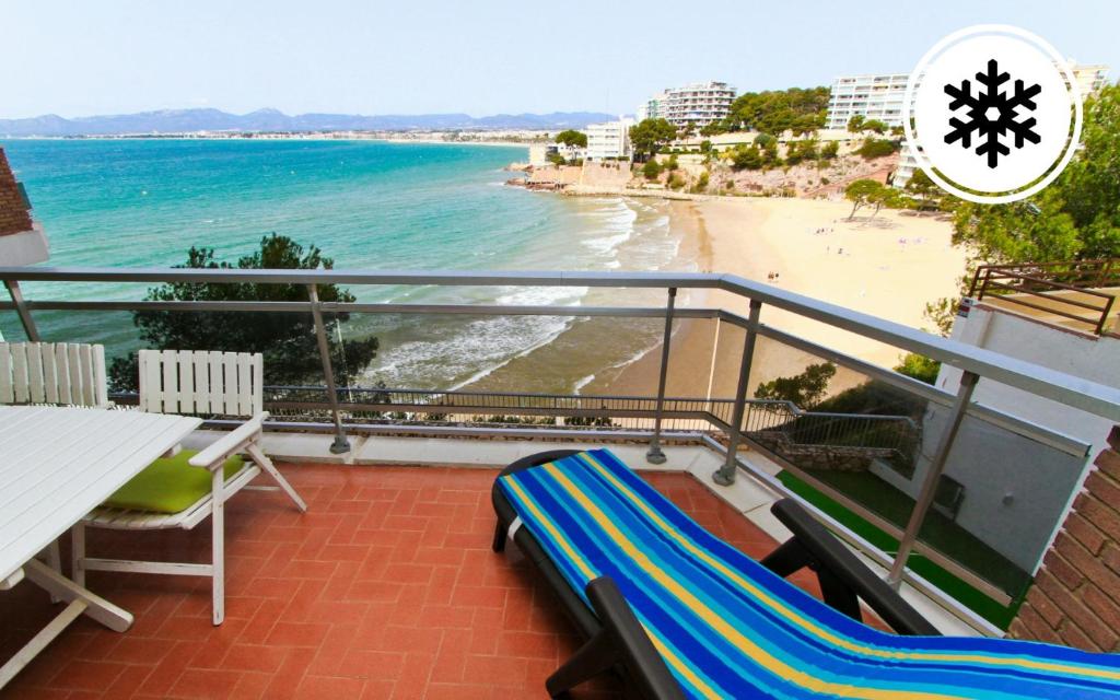 萨洛BAHIA II HomeStay by Turismar的享有海滩美景的阳台