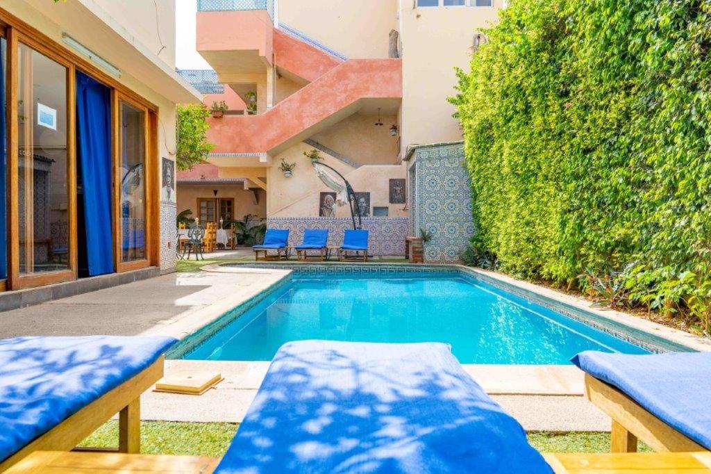 达喀尔卡萨玛拉达喀尔酒店的一座房子后院的游泳池