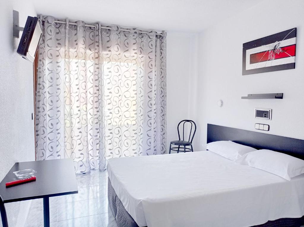 科利亚多·比利亚尔瓦安娜玛丽亚夫人旅馆的白色卧室配有床和椅子