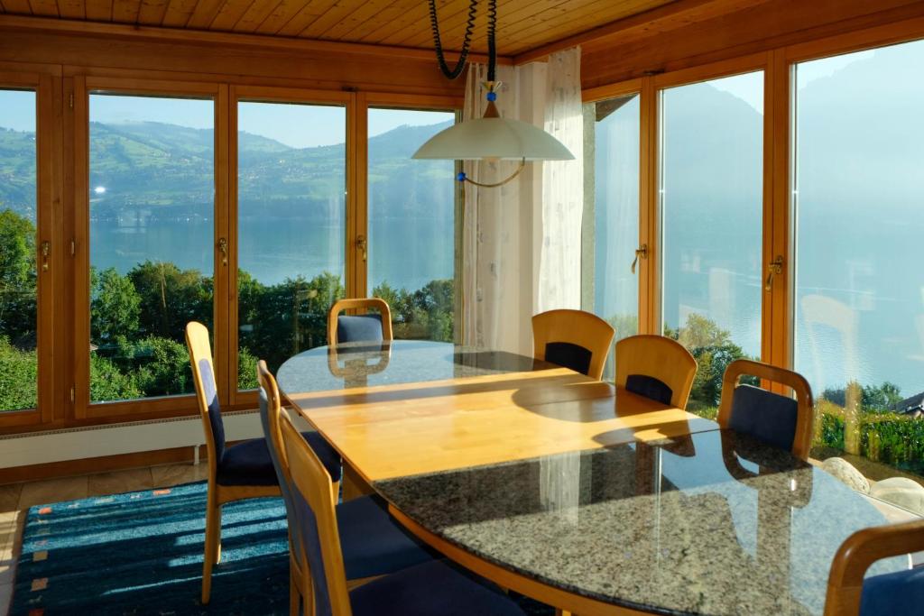 法伦湖Villa Nora的一间带桌椅和窗户的用餐室