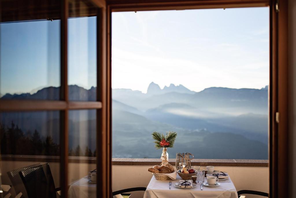 维兰德罗Radhof的一张带白色桌布的桌子,享有山景