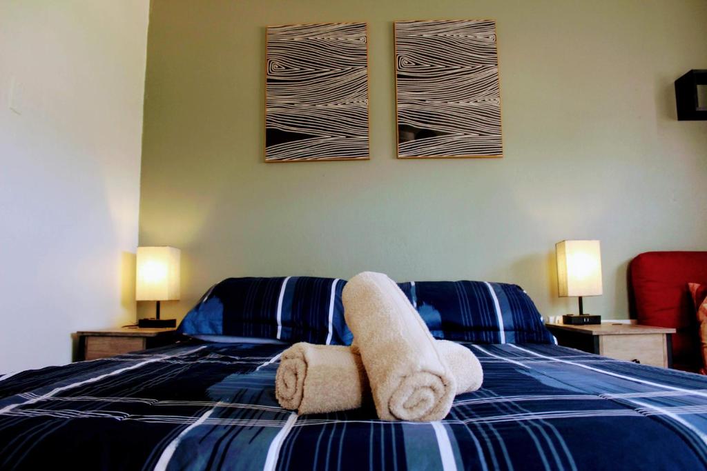 莱维顿Marilou Apt A的卧室配有蓝色和白色的床和毛巾