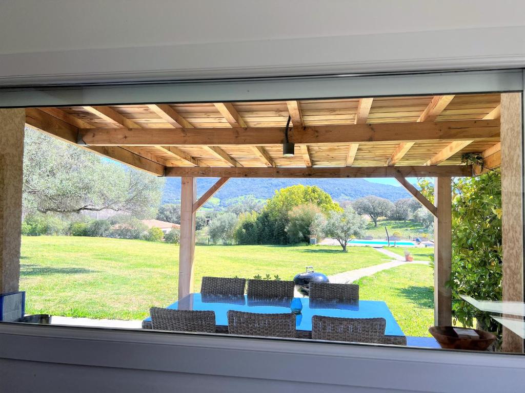 塞拉迪费罗La villa Thomas avec piscine chauffée, classée 4 étoiles的庭院配有蓝色的桌子和一些椅子