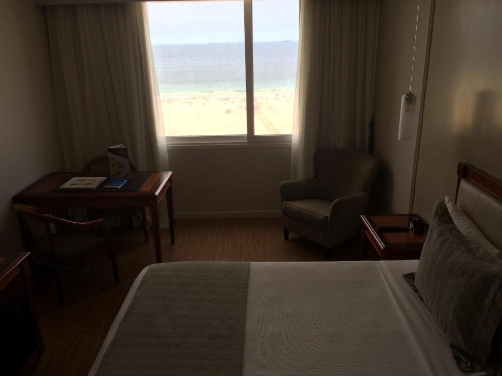 里约热内卢奥林达里奥酒店的配有一张床、一张书桌和一扇窗户的酒店客房