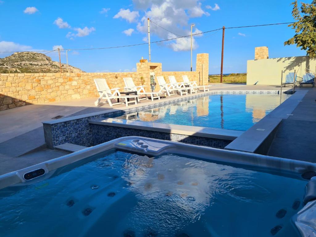 阿凡杜Elegant Villa Traounou的一个带椅子的游泳池