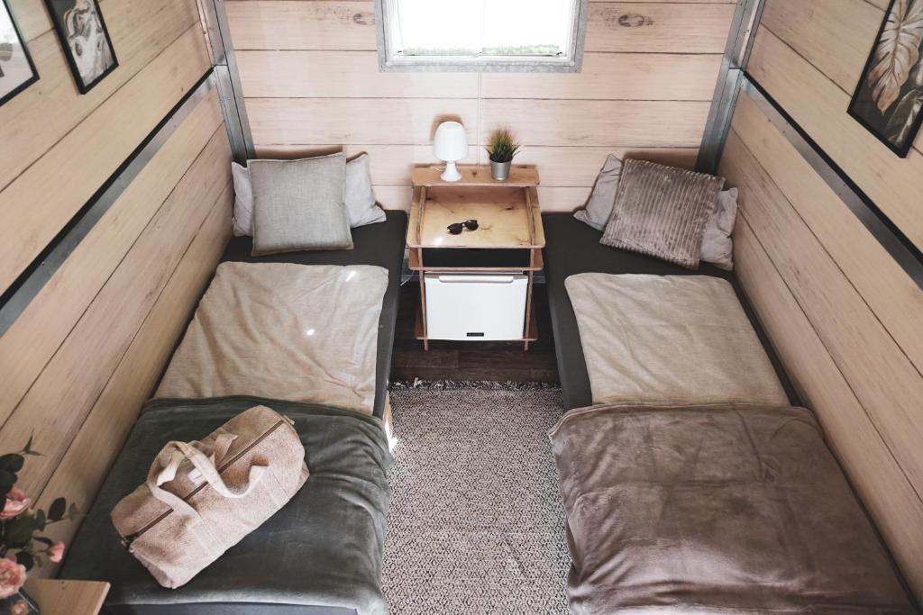 基尔Kieler Woche Lodge Camp的小房间设有两张床和一张桌子