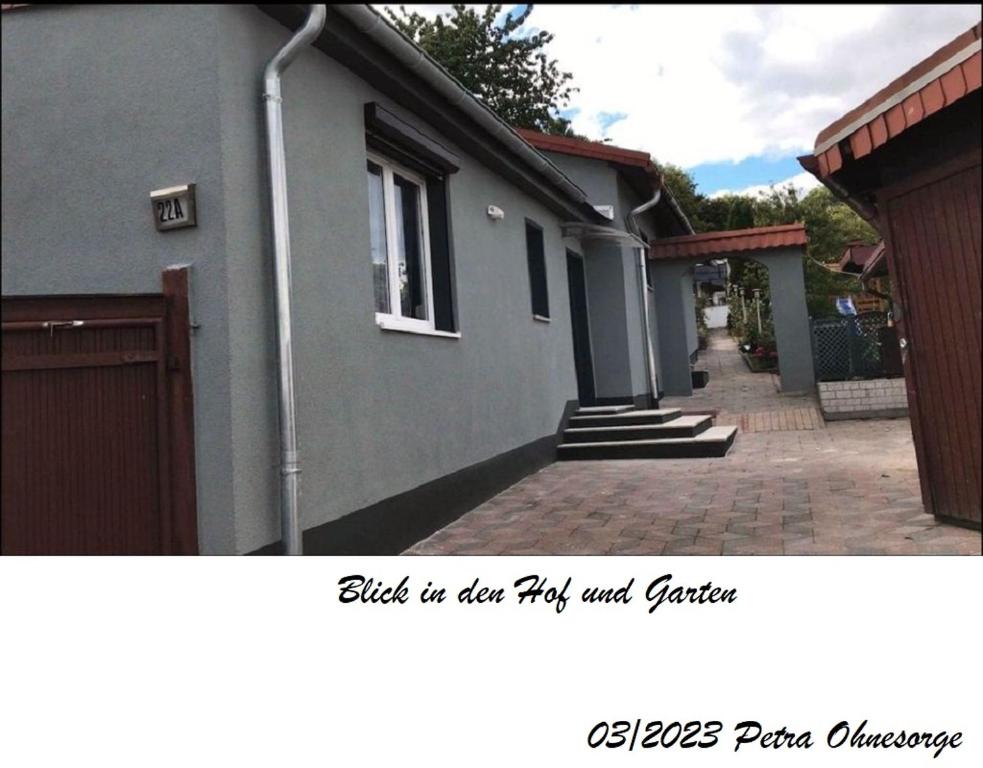哈尔茨格罗德Ferienhaus im Harz的建筑旁的砖砌走道房子