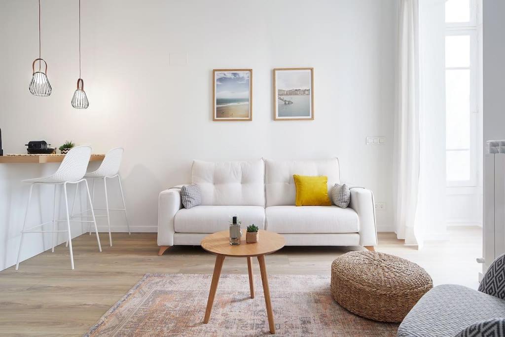 圣塞瓦斯蒂安NUEVO Apartamento en el centro de Donosti的客厅配有白色的沙发和桌子