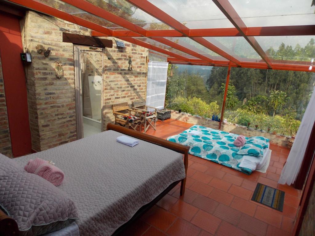 La IslaPosada Turistica Los Joseph的客房设有一张床和一个美景阳台