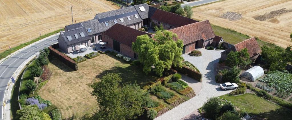 兹瓦尔姆Hermelgemhoeve - Liriope的享有大房子空中美景,设有庭院