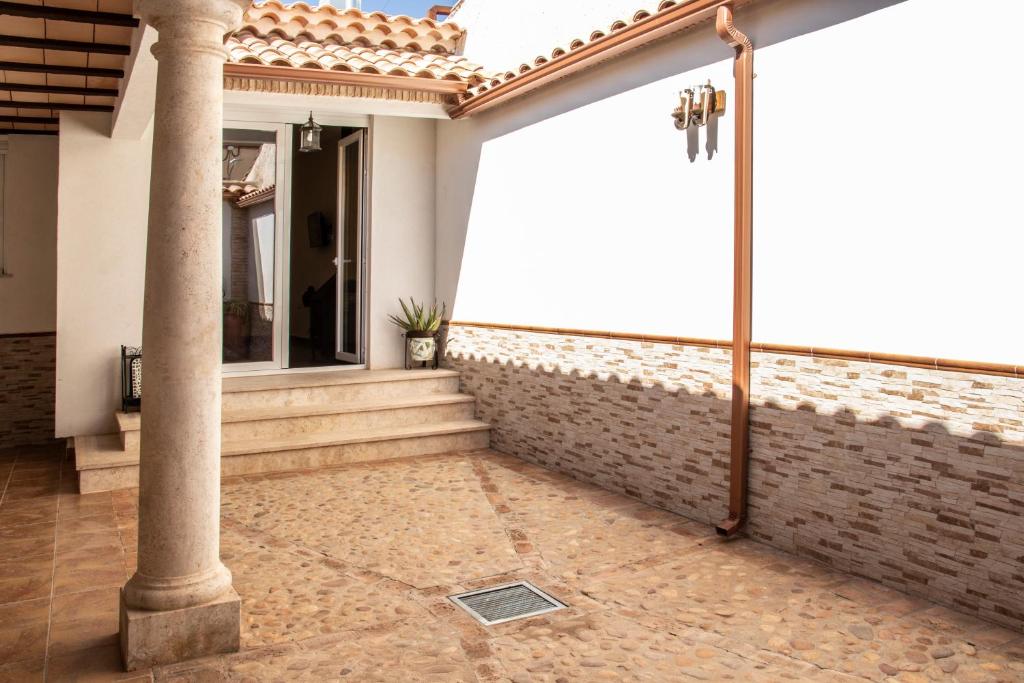 奥萨德蒙铁尔Casa Rural Los Eneares的一个带柱子的房屋门廊