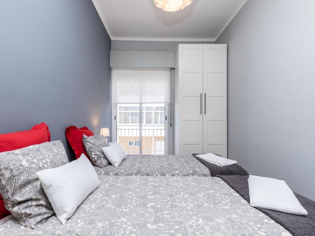 法鲁阿齐索尔法鲁阳光公寓的一间卧室设有一张大床和一个窗户。
