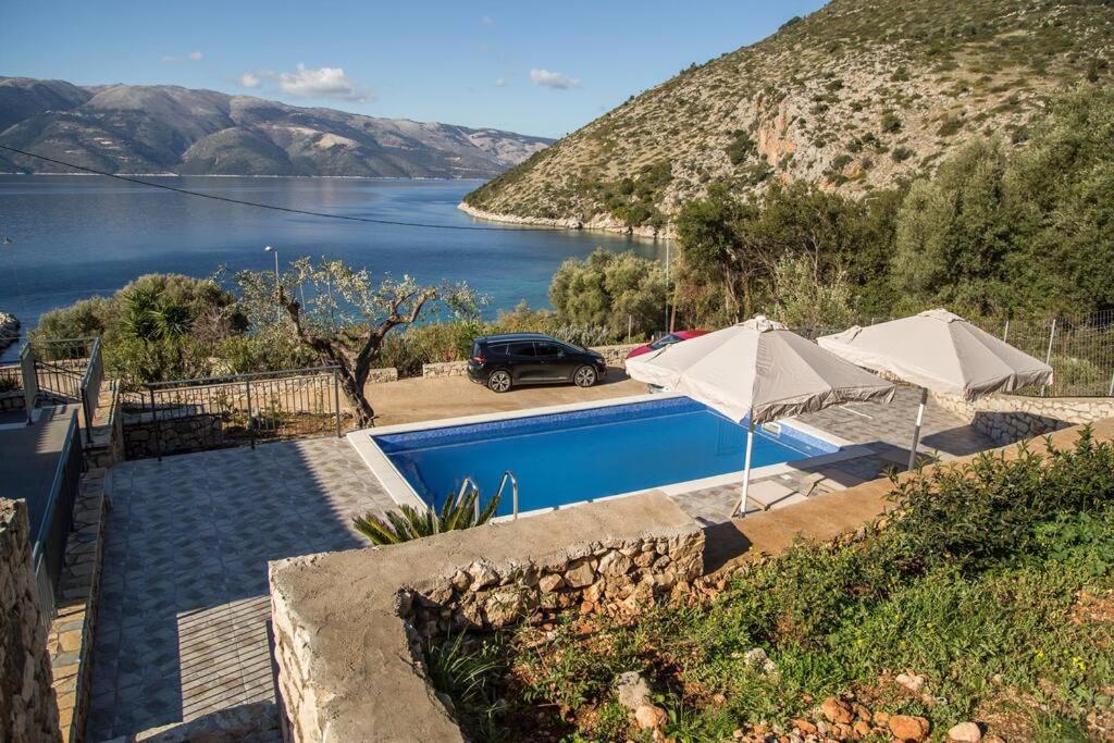 PisaëtósVilla Odysseus的湖景别墅 - 带游泳池