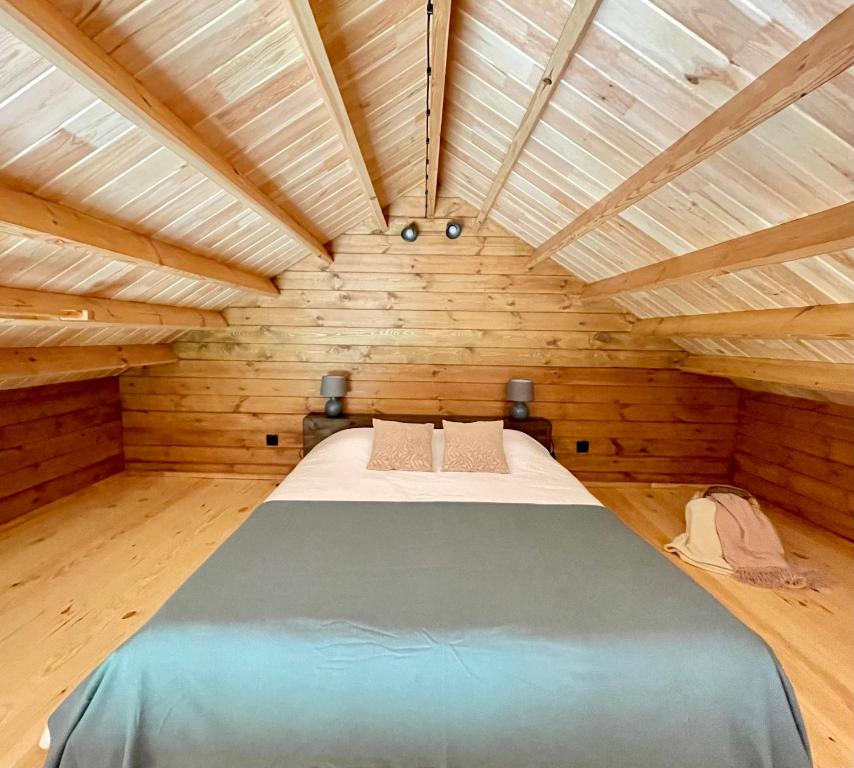丰沙尔Mountain Eco Shelter 4的木墙客房内的一张大床