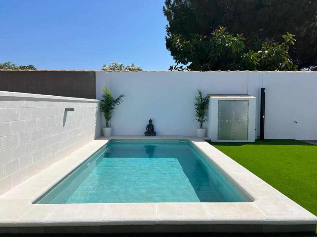 加的斯Villa Zen, La Barrosa的一座房子后院的游泳池