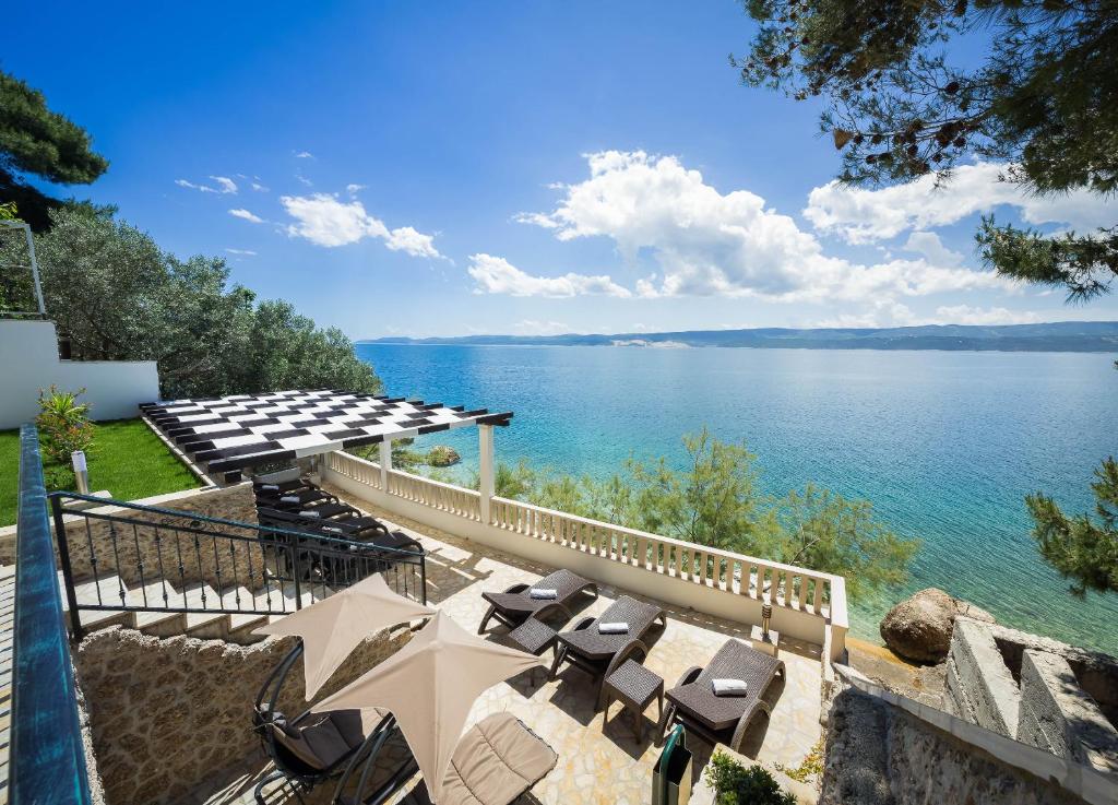 斯坦尼奇Villa Adriatica Excelsior - Beachfront Retreat的房屋享有水景