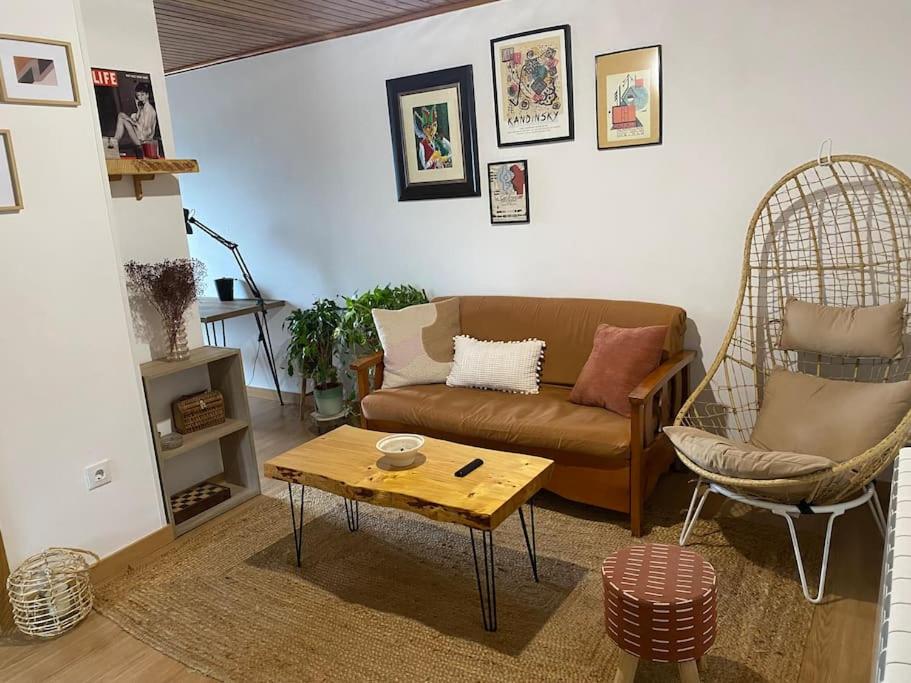 莫斯Casa de campo a 5 min de Vigo的带沙发和咖啡桌的客厅
