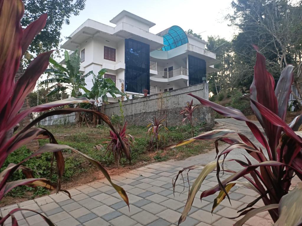 瓦亚纳德Bethel Service Villa, Mananthavady, Wayanad的花园美景度假屋
