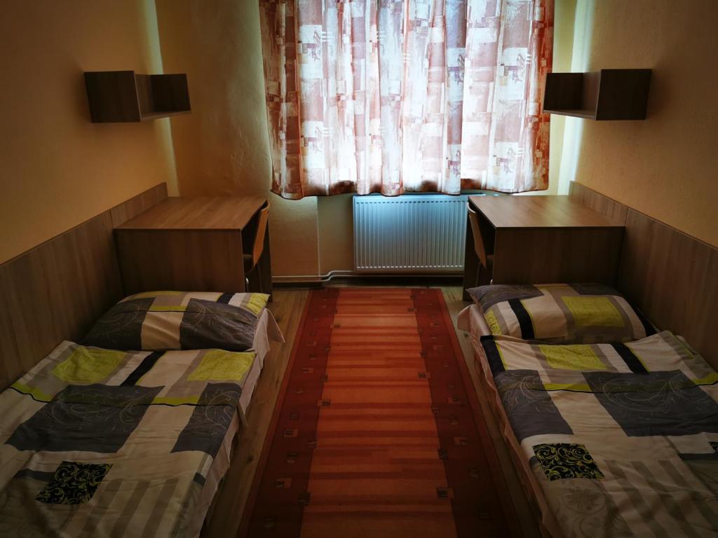 Moldava nad BodvouHostel SOS Moldava的小型客房 - 带2张床和窗户