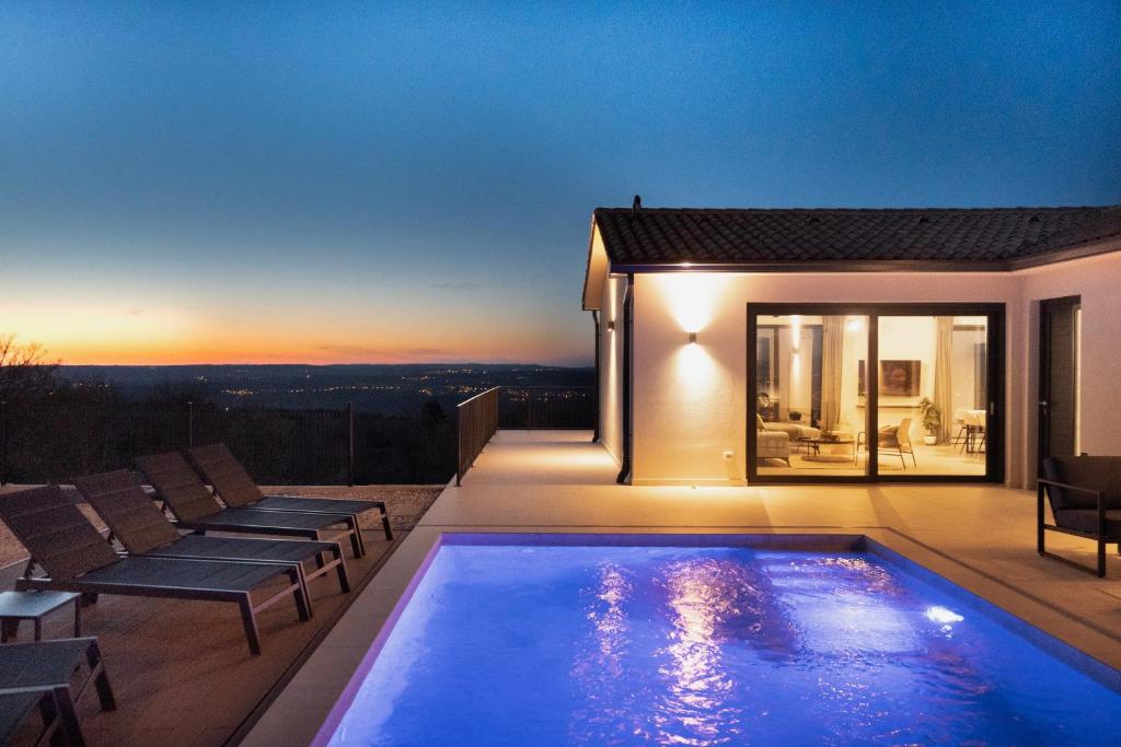 拉宾Villa TonKa with jacuzzi sauna and private pool的屋顶上的游泳池