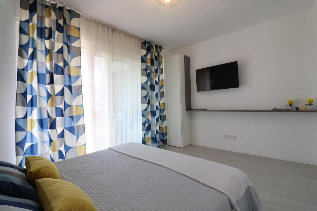 巴里Ad un passo dal mare的一间卧室设有一张床、一台电视和一个窗口。