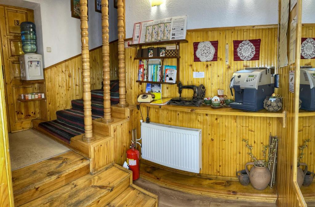 科普里夫什迪察Guest rooms Colorit的一间带木墙和木地板的厨房和楼梯