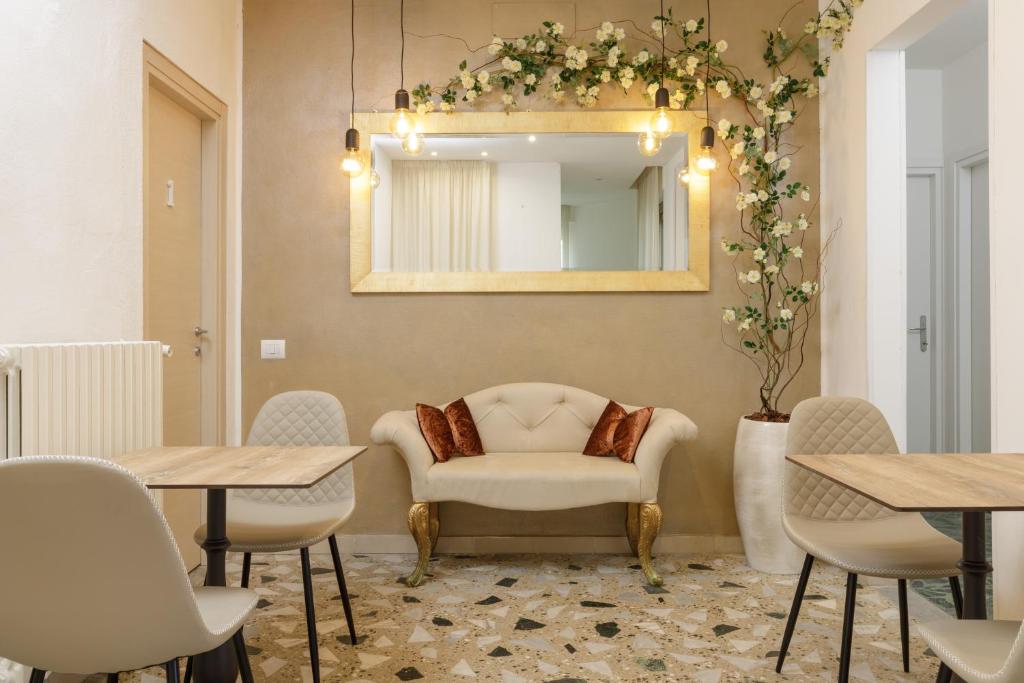 比萨Da Rita Affittacamere的一间设有椅子和镜子的等候室