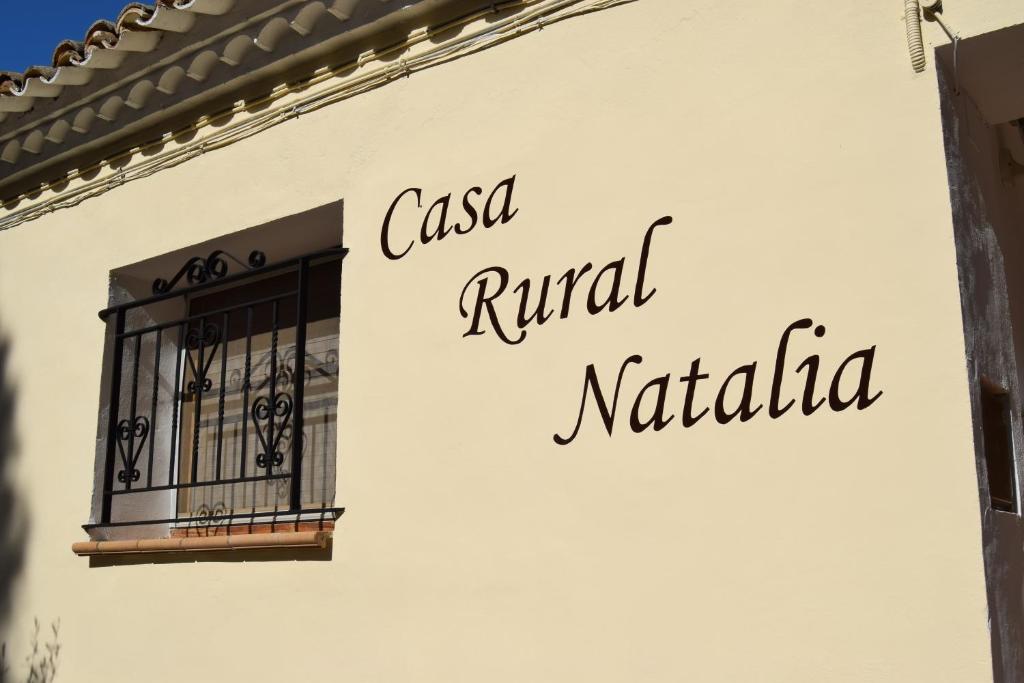 ValmuelCasa Rural Natalia的建筑一侧的标志,带有窗户