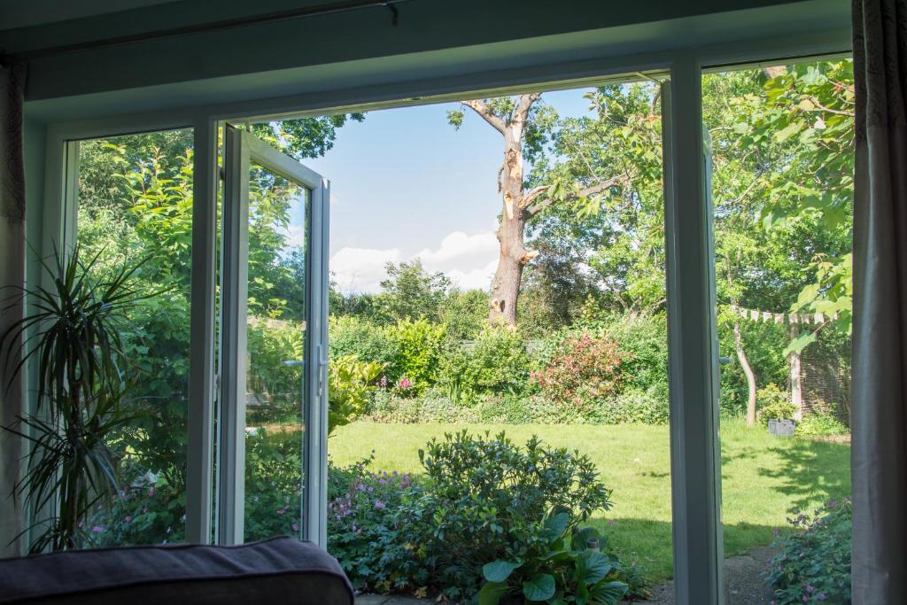 科尔切斯特Luxury Self Catering in Colchester的滑动玻璃门,眺望着花园