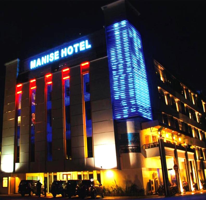 安汶马尼斯酒店的前面有蓝色和红色的灯光的酒店