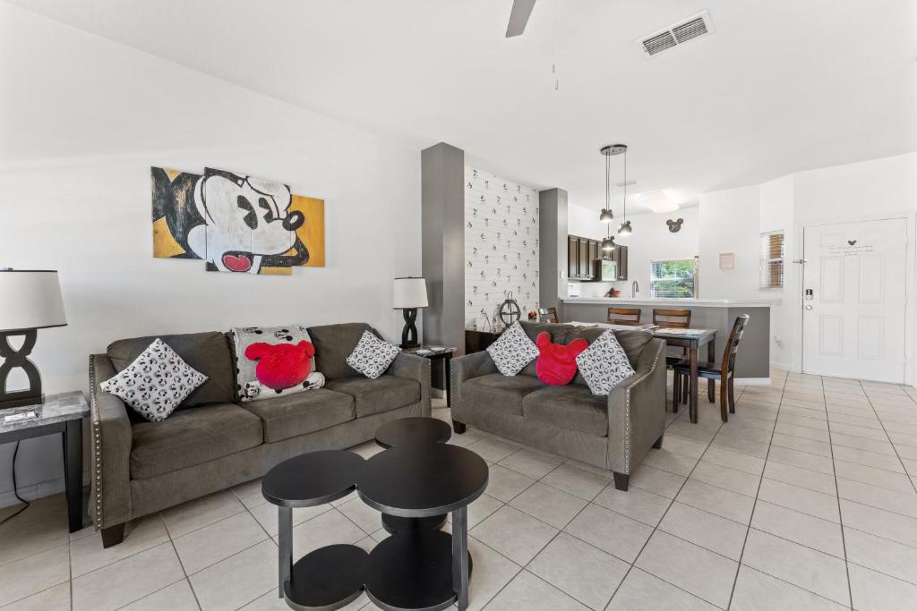 基西米*PRIVATE POOL* Disney10min - Magical Mickey themed home的带沙发的客厅和用餐室