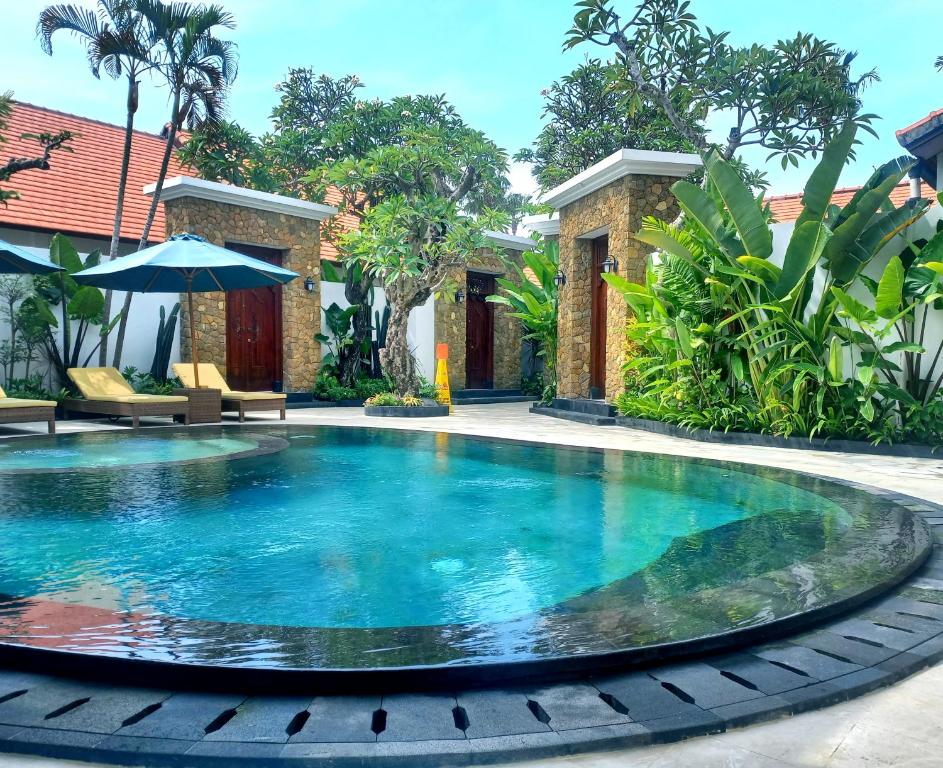 勒吉安Alam Jepun Villa的房屋中间的游泳池