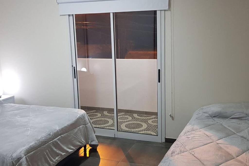 圣路易斯Dpto Falucho的卧室设有滑动玻璃门和床