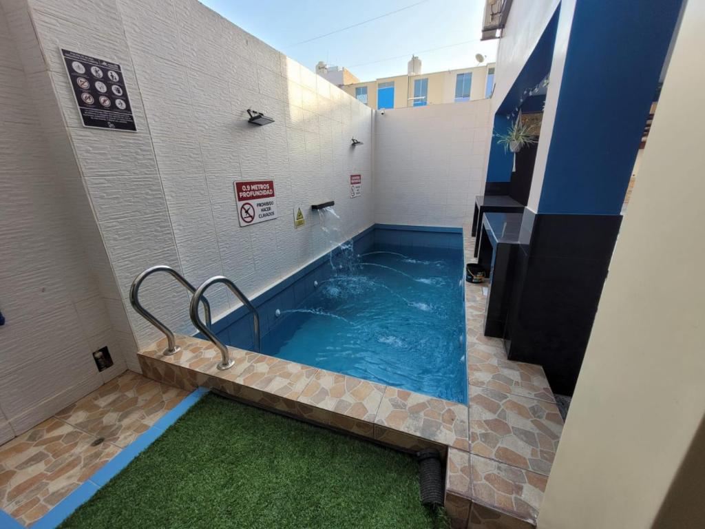 皮乌拉CASA VIP PIURA, piscina privada, full amoblada的一座建筑物中央的游泳池