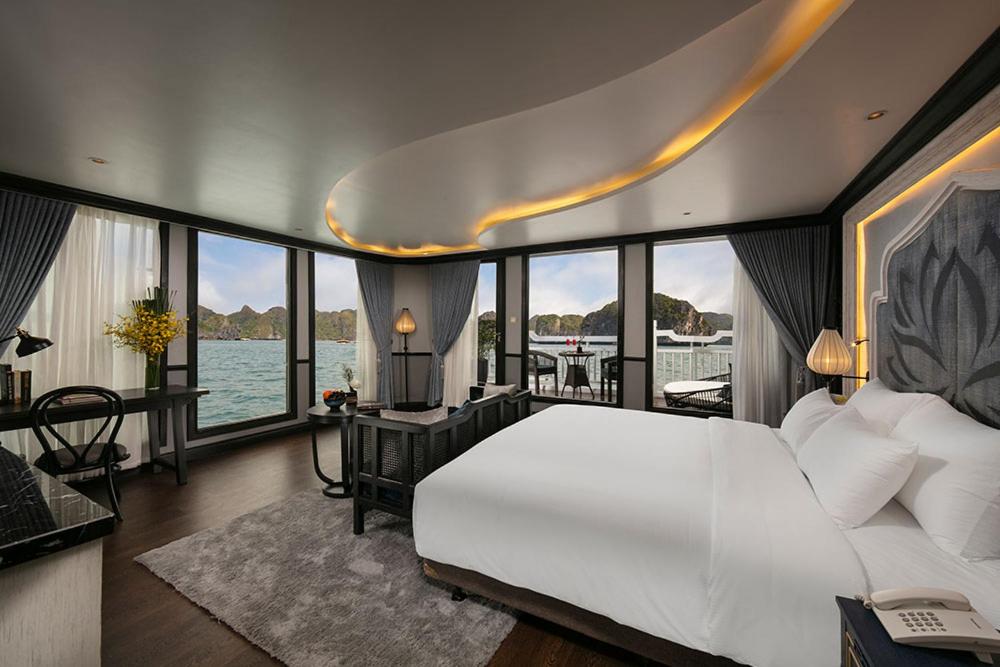 下龙湾Lapinta Luxury Cruises的卧室设有一张大白色床,享有水景