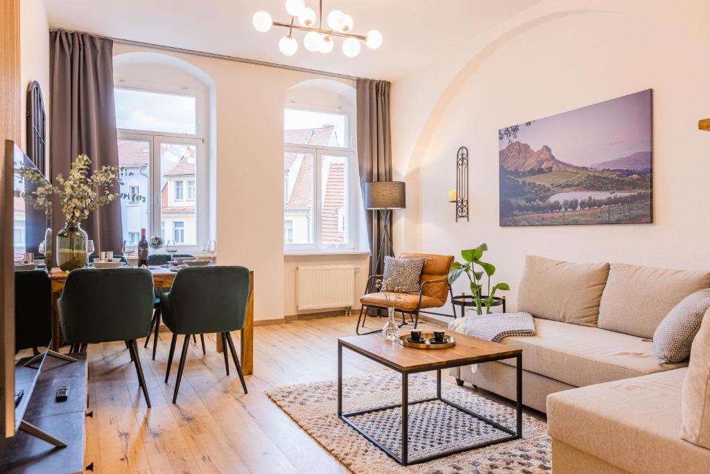 梅森Fynbos Apartments Theaterblick, Netflix, Parkplatz的客厅配有沙发和桌子