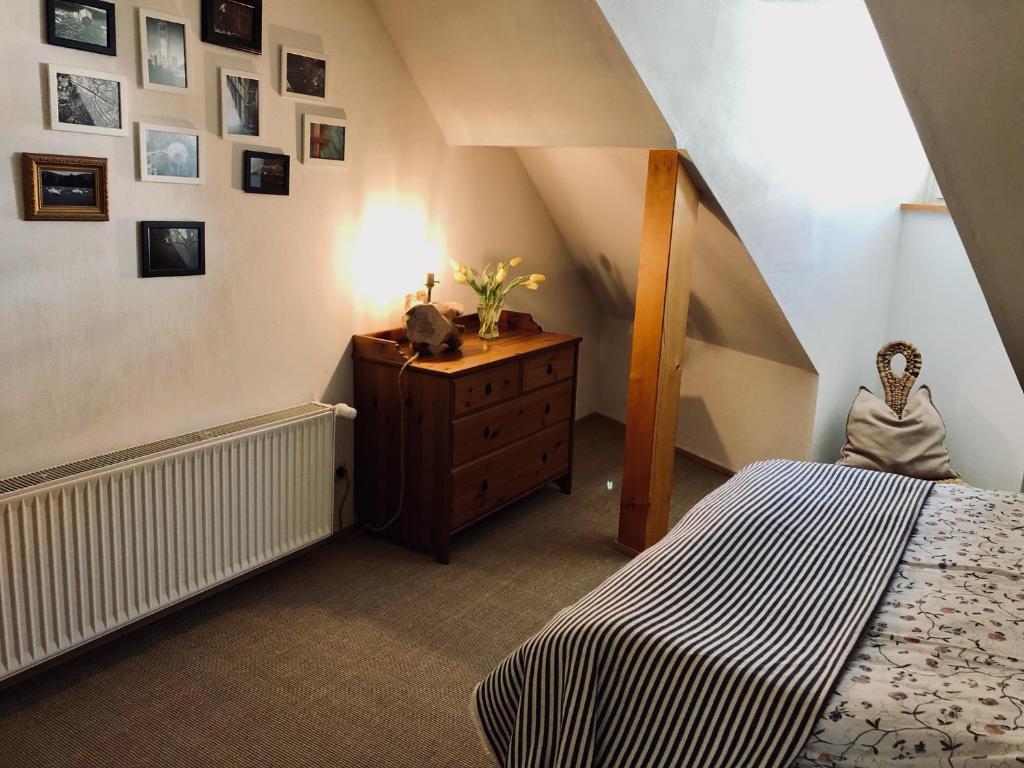 维斯马Altstadthaus TimpeTe的一间卧室配有一张床和一个梳妆台