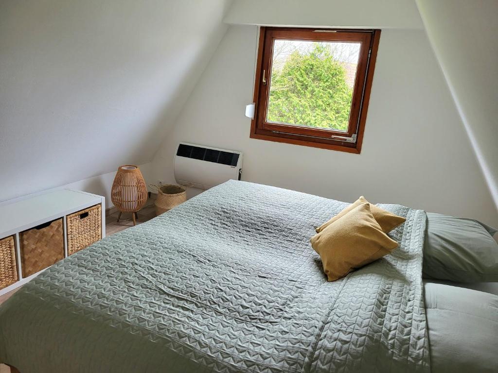 纽哈灵吉塞尔Ferienhaus Yanic的一间卧室设有一张大床和窗户