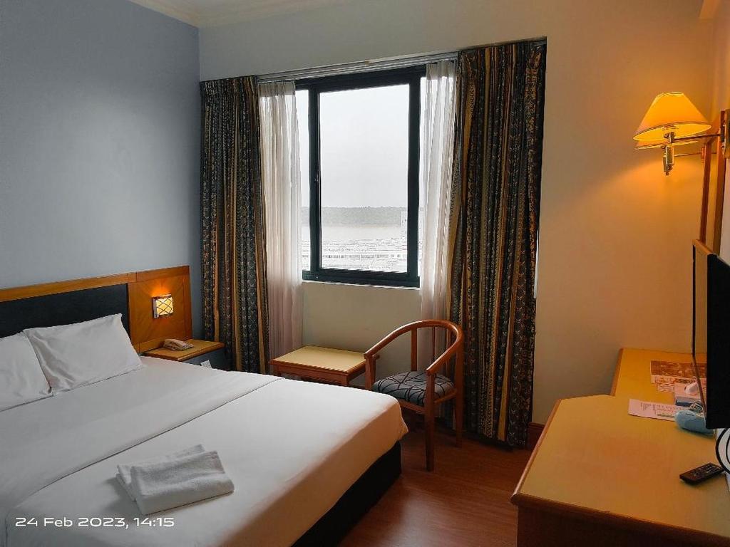 诗巫百乐门诗巫大酒店的酒店客房设有床和窗户。