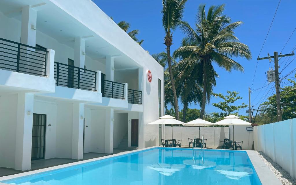 杜马格特Oceanism海洋主义潜水度假酒店的一座带游泳池和度假村的别墅