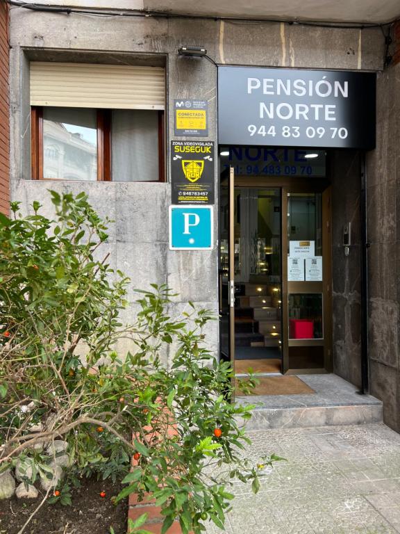 波图加莱特Pension Norte的建筑物入口,前面有标志