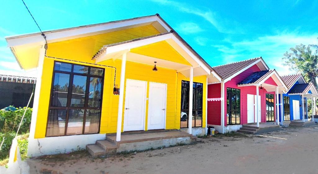 瓜拉丁加奴A’Casa Cottage的街上一排色彩缤纷的房屋