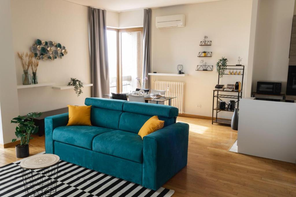 维罗纳[Arena-Fiera] Appartamento con vista panoramica的客厅配有蓝色的沙发和黄色的枕头。