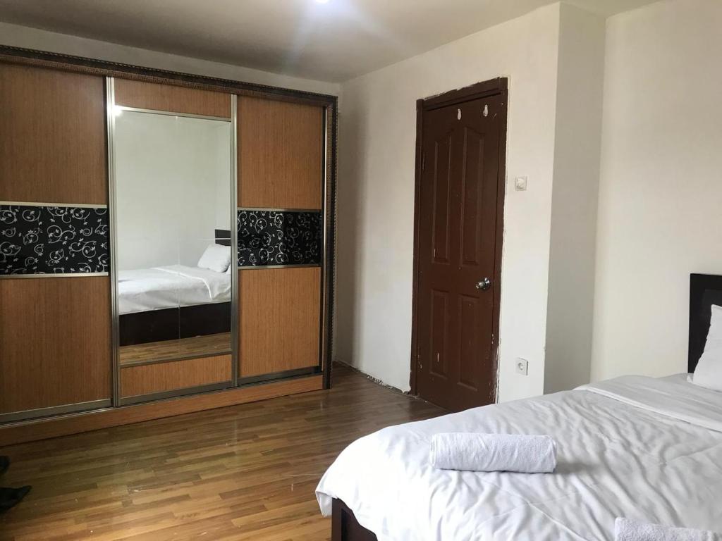 甘贾Guest Apartment的一间卧室配有一张床和一面大镜子