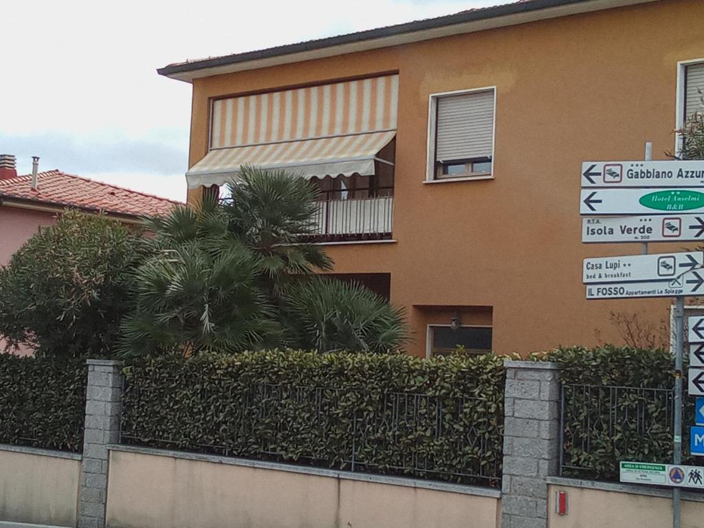 马西亚娜马里纳Appartamento Loretta的建筑物前的街道标志