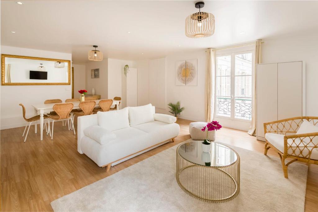 巴黎Cosy 4 Bedrooms 2 Bathr Apartment - Champs Elysées的客厅配有白色的沙发和桌子