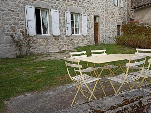 JunhacChambre indépendante - style studio - avec jardin à la campagne的大楼前的桌椅