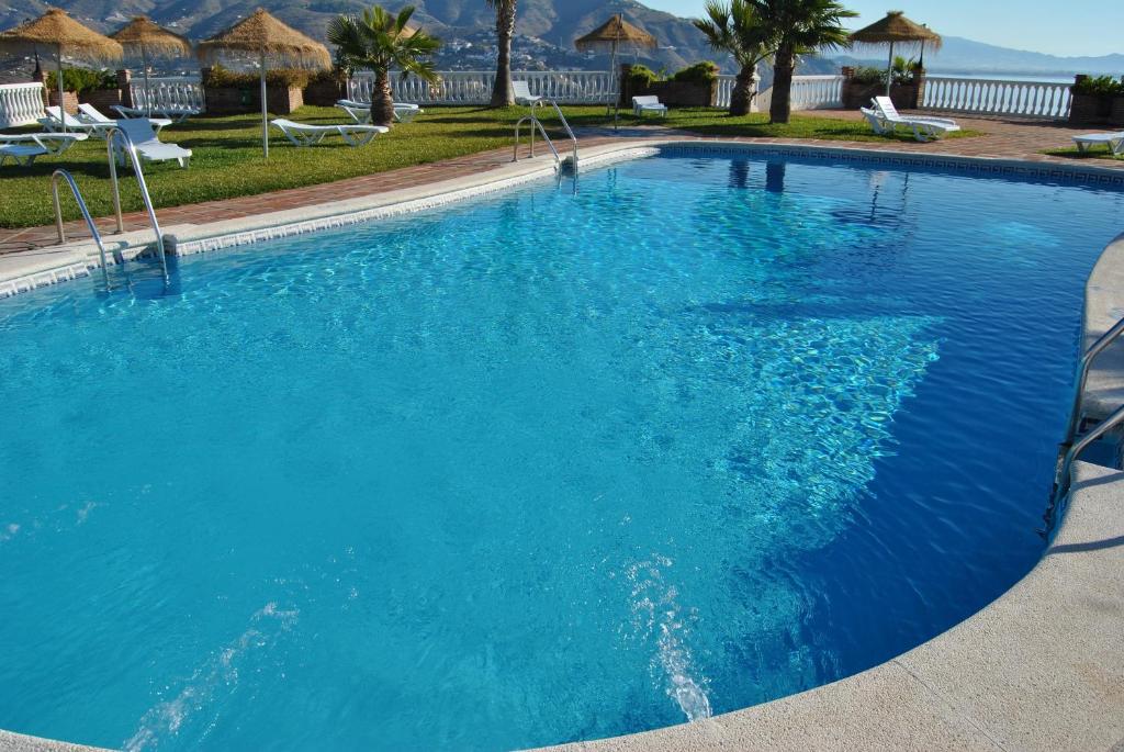 阿尔姆尼卡阿多萨达斯之家公寓的度假村内一个蓝色的大泳池