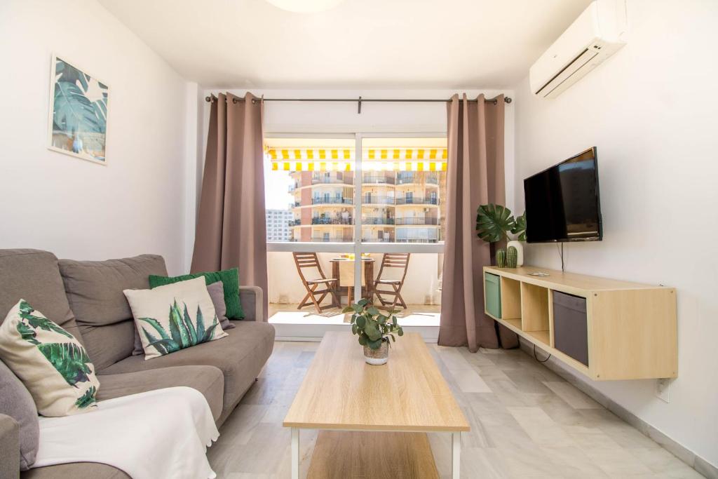 多列毛利诺斯Erisa 55 by IVI Real Estate的带沙发和电视的客厅